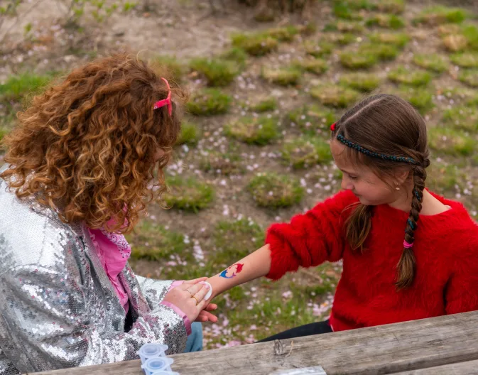 Animatie bij EuroParcs Fun Heroes Glitter Tattoo Kinderactiviteiten Kinderanimatie Vakantieparken EuroParcs