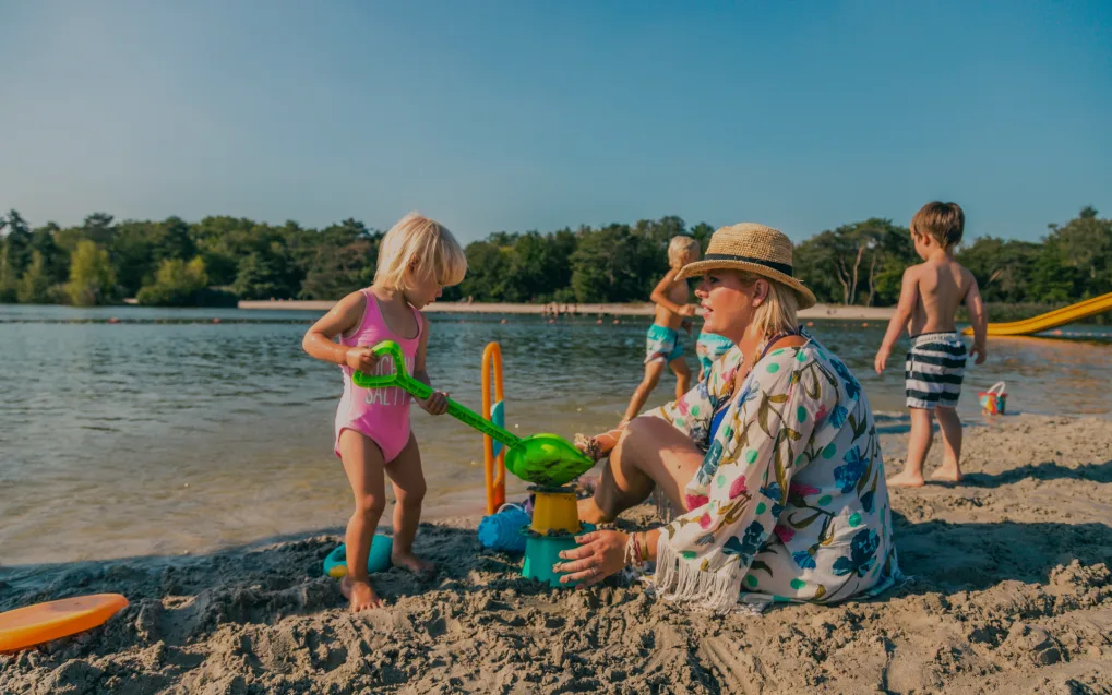 EuroParcs Zilverstrand België Mol vakantiepark strand moeder kinderen meer water zomer -donker-