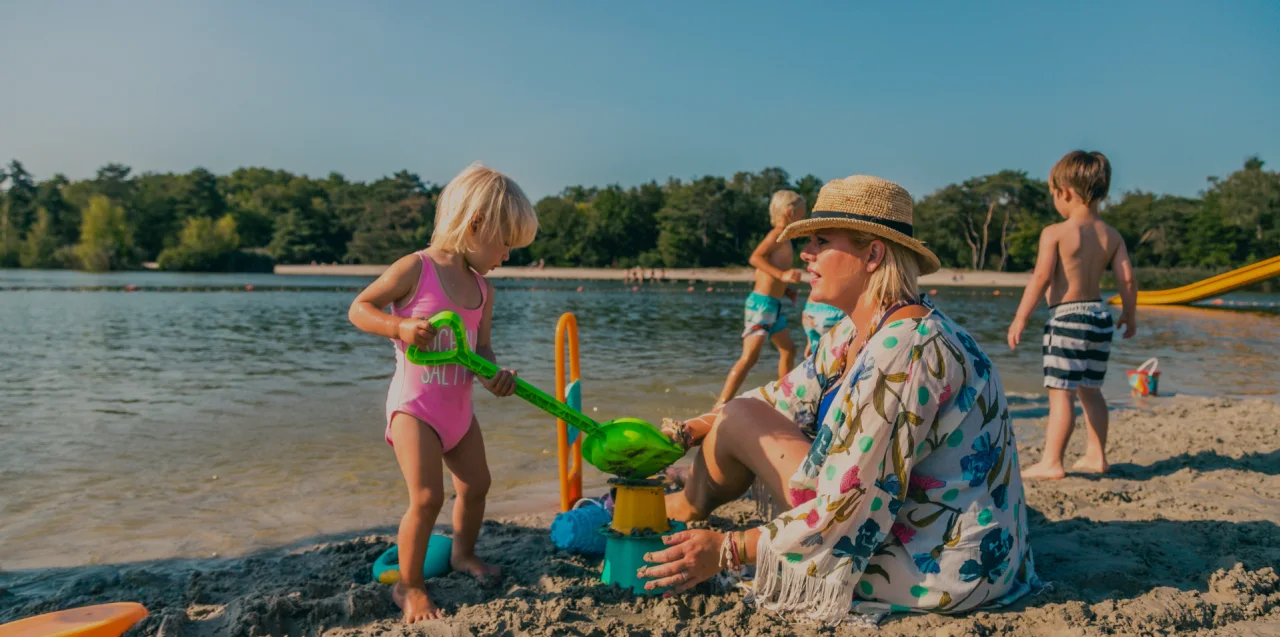 EuroParcs Zilverstrand België Mol vakantiepark strand moeder kinderen meer water zomer -donker-