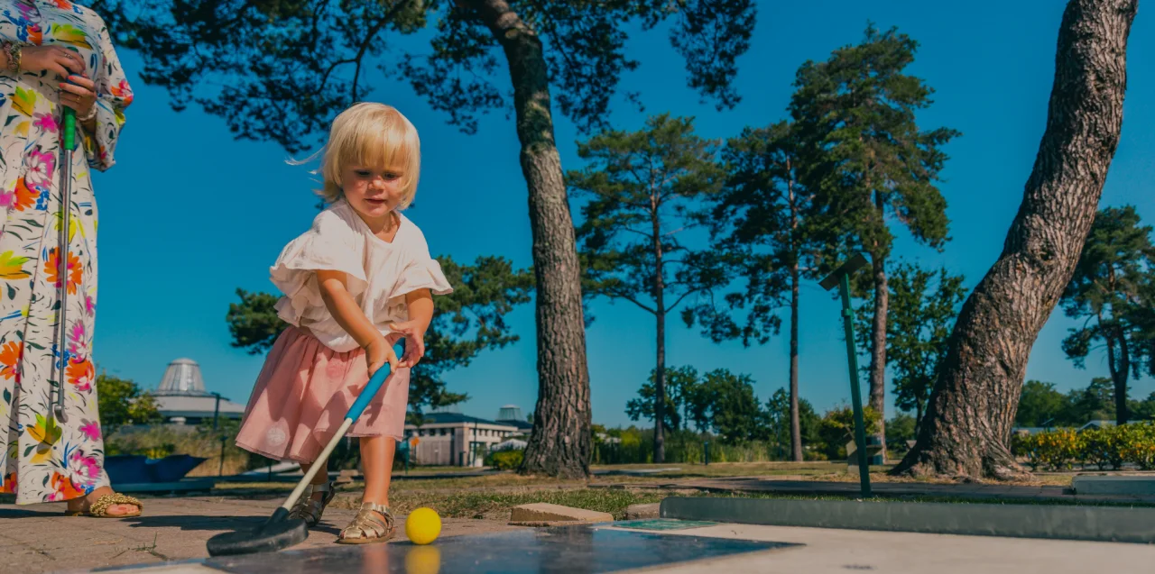 EuroParcs Zilverstrand België Mol kind meisje familie minigolf vakantiepark -donker-