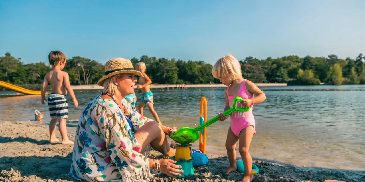 Vakantie met peuter - vakantie aan het water met moeder en kinderen op vakantiepark EuroParcs Zilverstrand