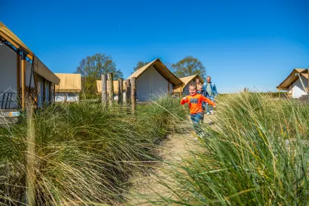 Zuiderzee Jongen Rennen Gras Zand Gezin Glamping