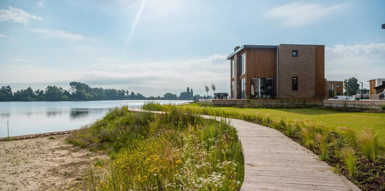 Pavilion 'l Etage Sauna 10 personen vakantiehuis aan het water met uitzicht op vakantiepark EuroParcs Aan De Maas