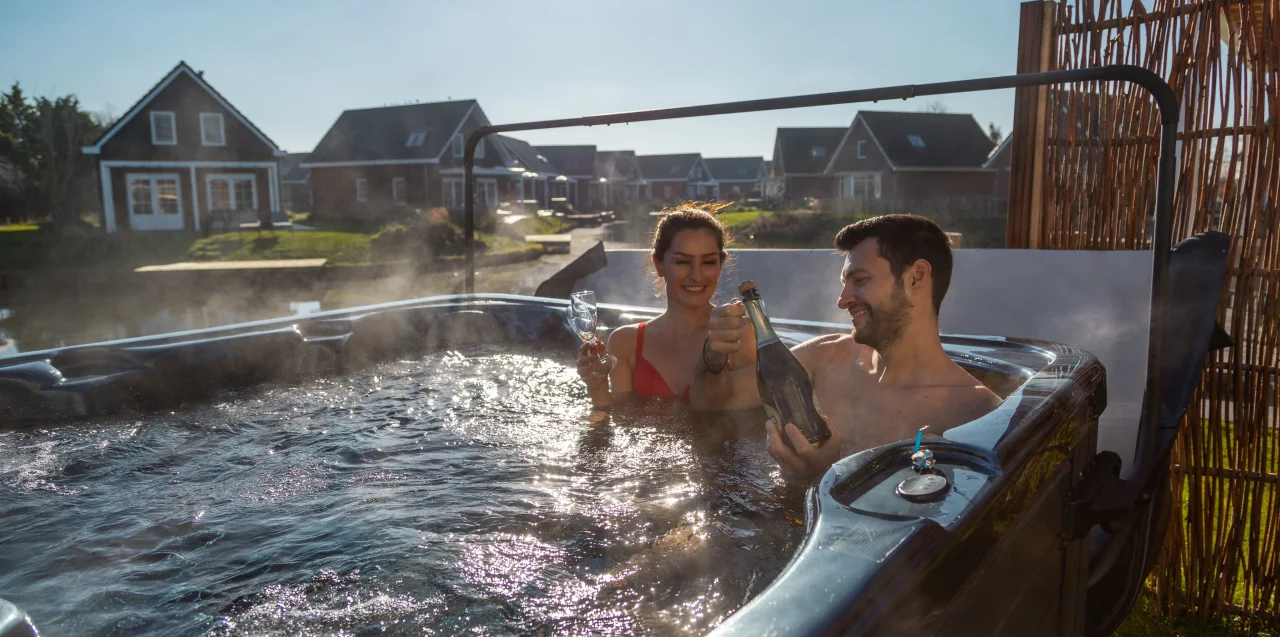 IJsselmeer Wellness Jacuzzi Couple (2)