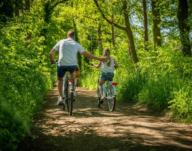 fietsen in de natuur vader kind EuroParcs de Achterhoek