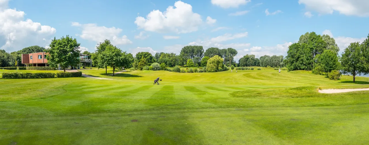 Blog golf course De Dorpswaard near holiday park EuroParcs Aan De Maas panorama