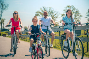 intro-family-biking-europarcs-de-rijp