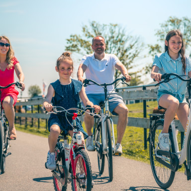 intro-family-biking-europarcs-de-rijp