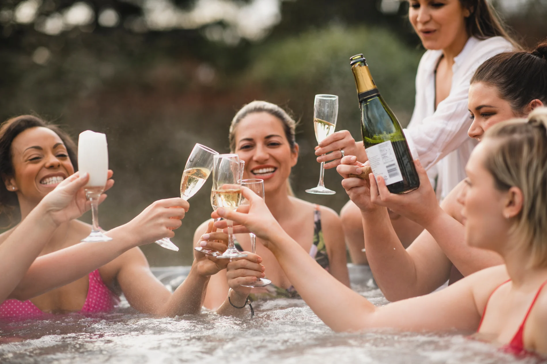 stock-jacuzzi-whirlpool-friend-champagne