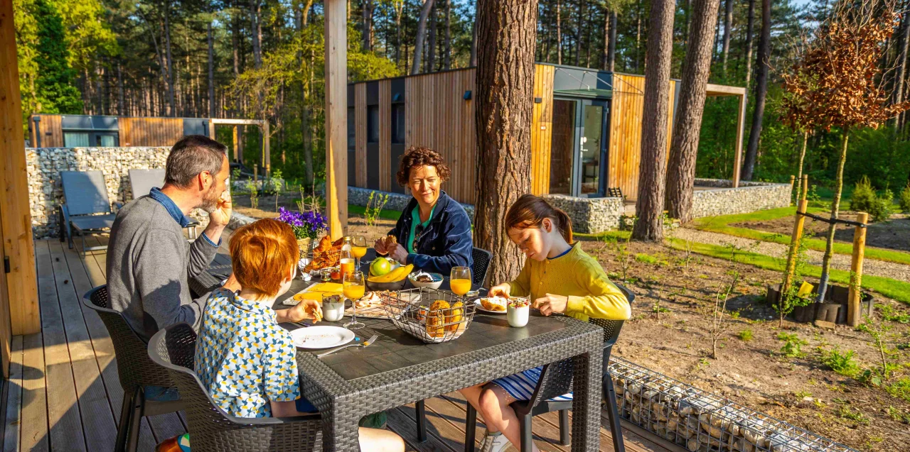 EuroParcs-Hoge-Kempen-Easter-Family-Breakfast-Lunch-Table