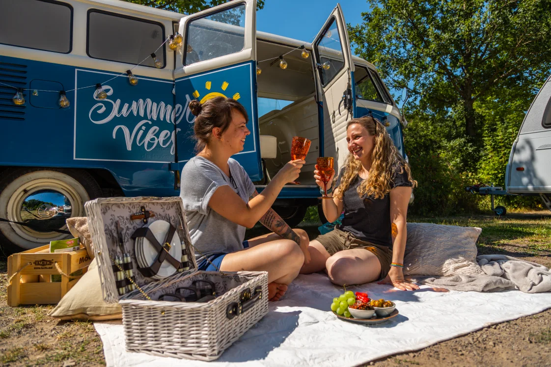 Biggesee camping camper vrouwen picknick wijn