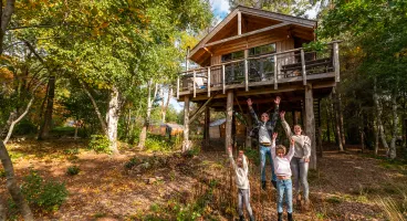 EuroParcs Ruinen Boomhut XXL gezin familie springen 2