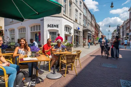 Vakantie stadsbezoek met zonnig terras en koffie in de omgeving van vakantiepark EuroParcs Aan De maas