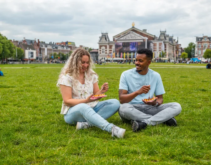 EuroParcs Het Amsterdamse Bos vakantiepark Amsterdam koppel grasveld picknick friet