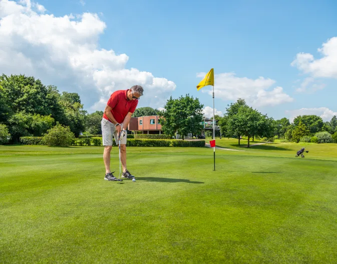 EuroParcs Aan de Maas golfbahn mann