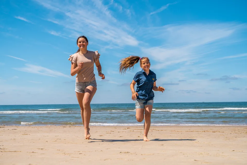 De Woudhoeve Girls Running Beach Smile