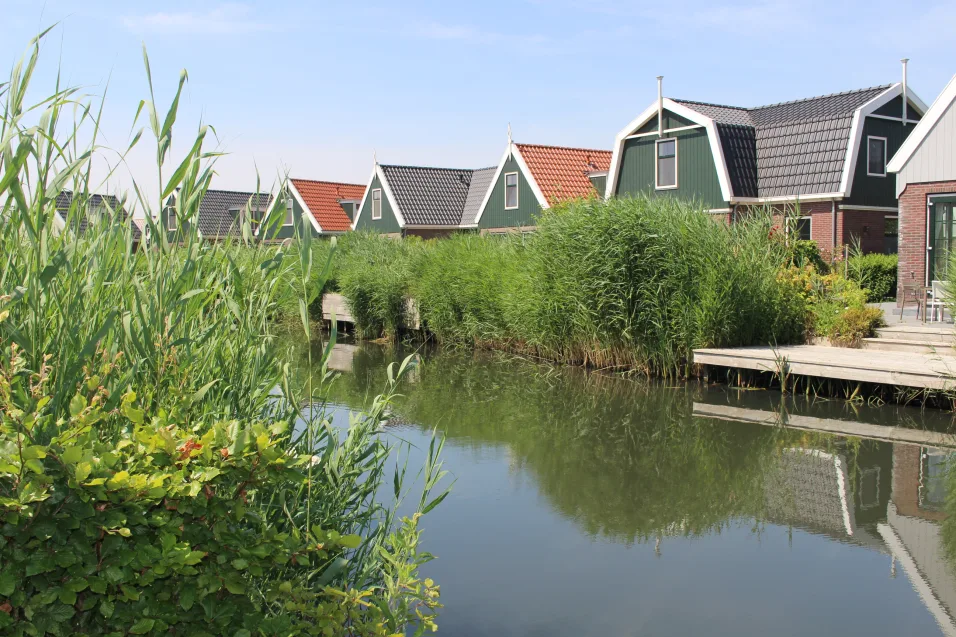 Vakantiepark EuroParcs Poort van Amsterdam vakantiehuizen water steiger