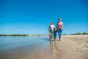 IJsselmeer Strand Water Zonnig Gezin Lopen