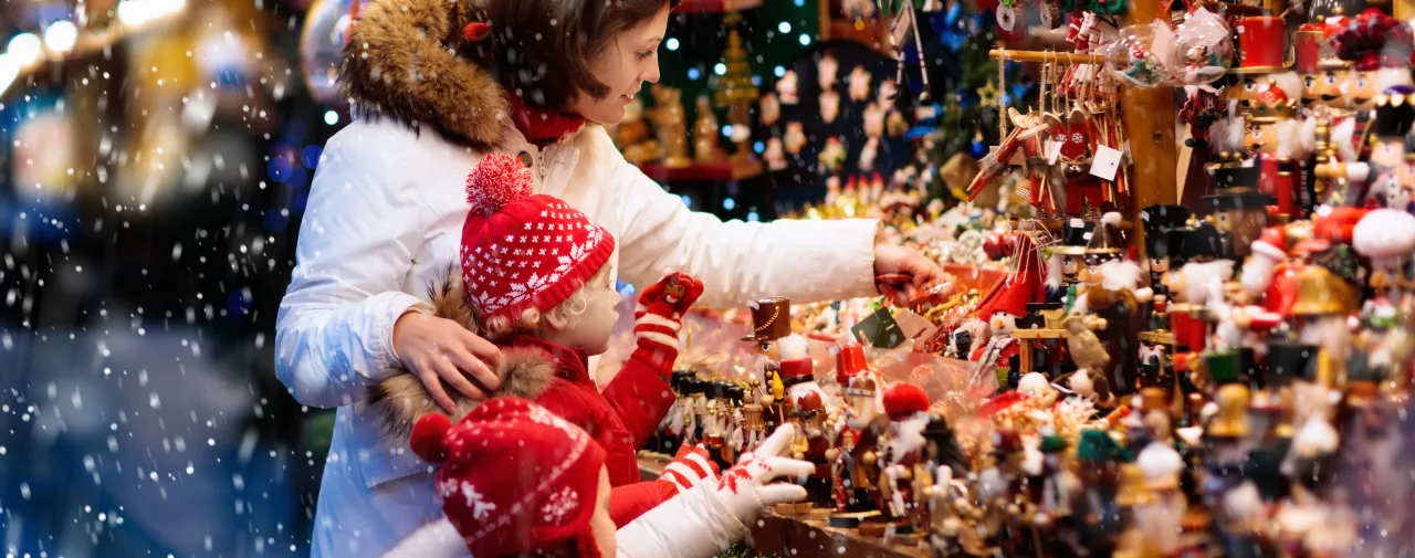 christmas-market-mother-child-europarcs