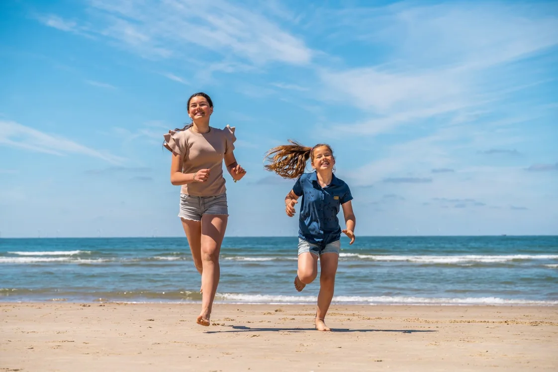 holiday-home-by-the-coast-girls-beach-sea-fun-europarcs-de-woudhoeve-the-netherlands