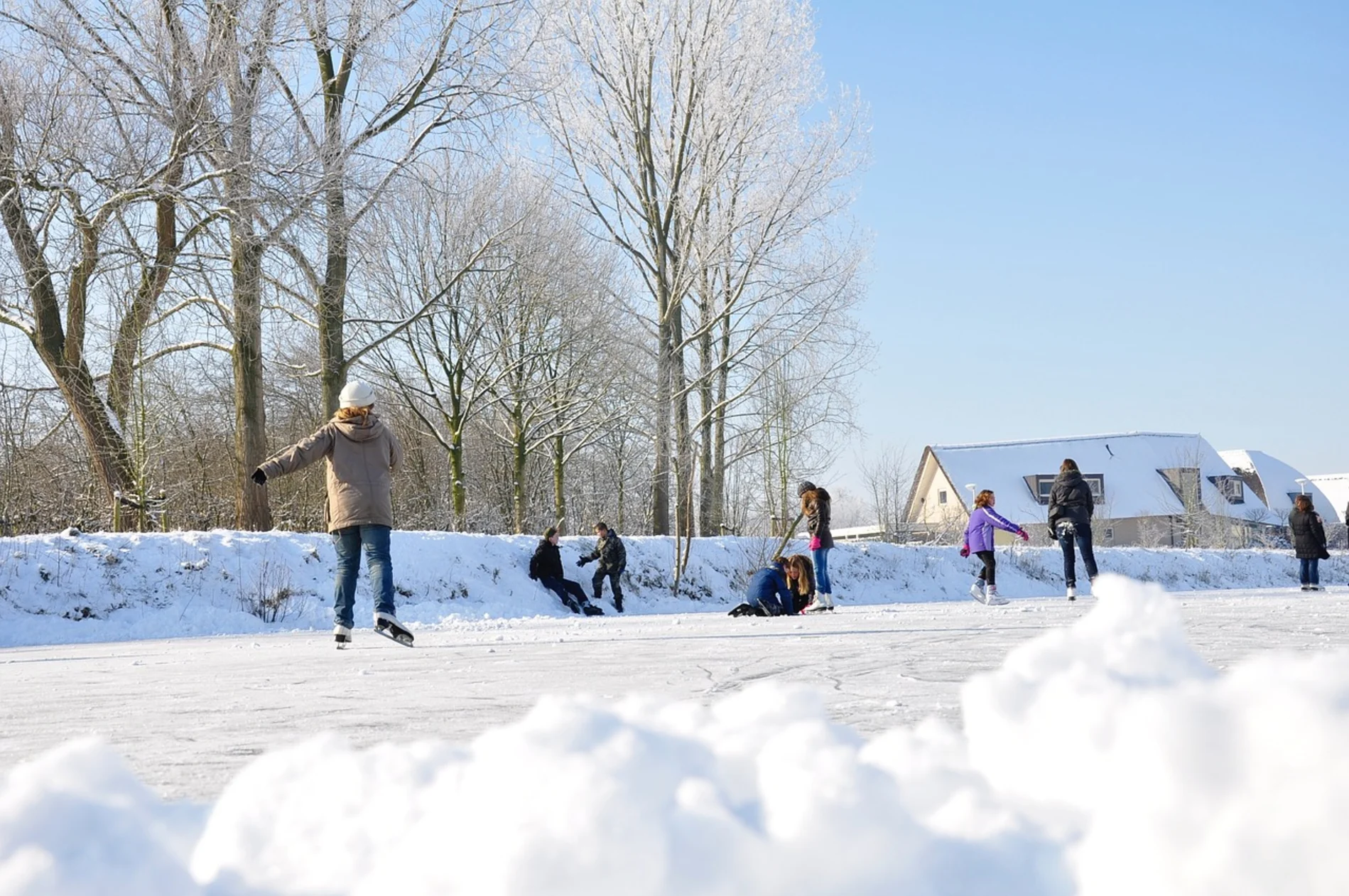 Stock Skating Kinder Böschung Bäume Haus Schnee