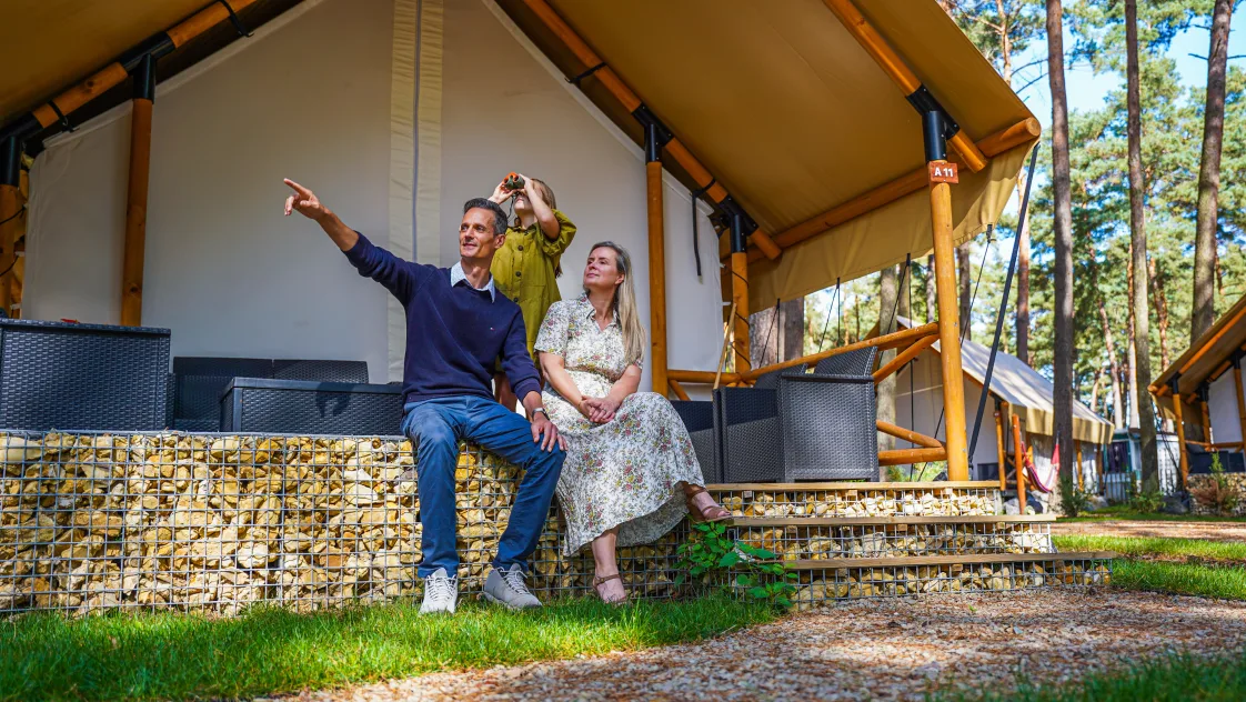 Hoge Kempen Family Glamping Pointing Bird Watching