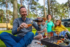 family-glamping-holiday-picnic-europarcs-hoge-kempen