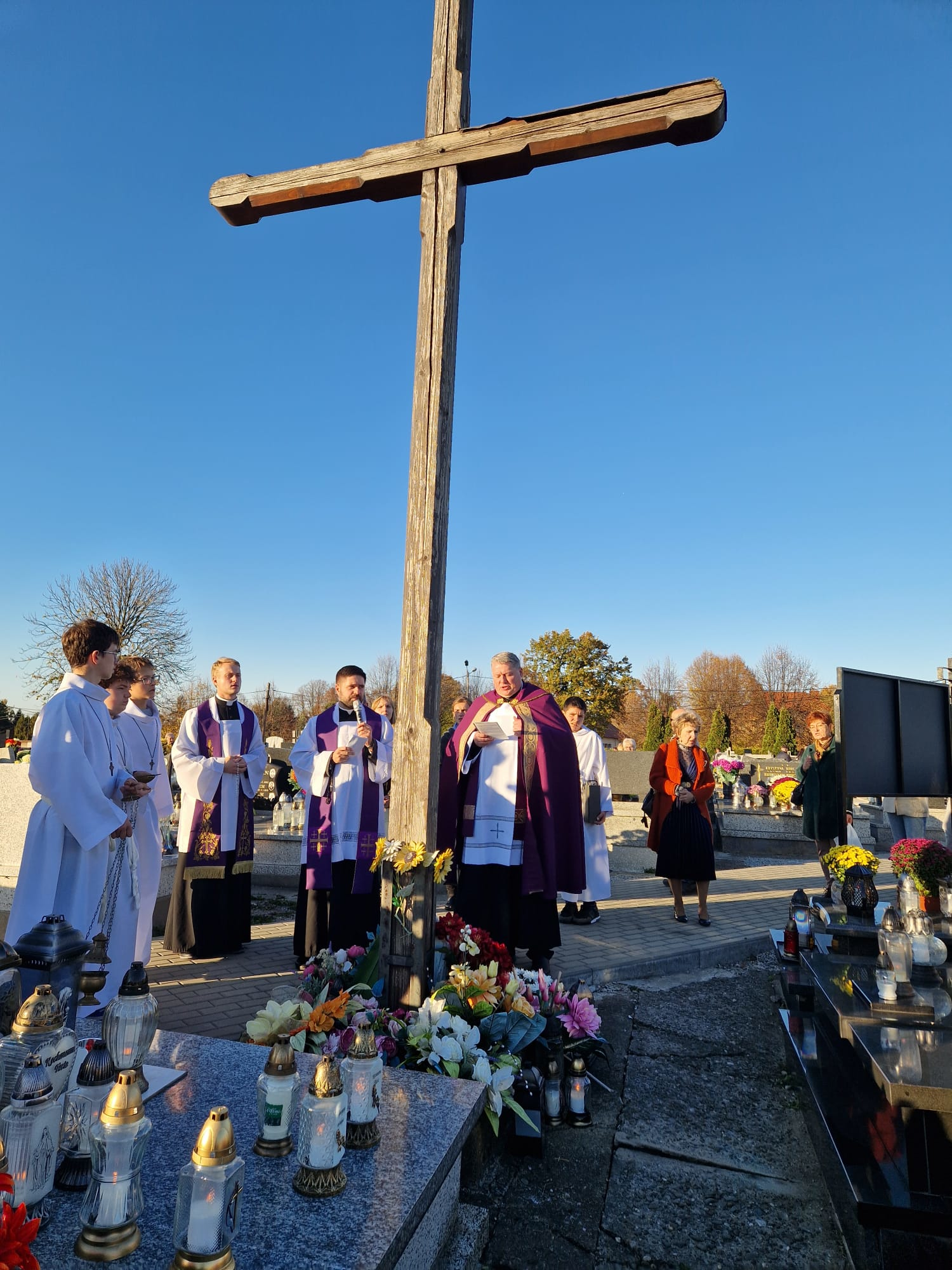 Procesja w Uroczystość Wszystkich Świętych - Parafia Jawiszowice św. Marcina Bpa.