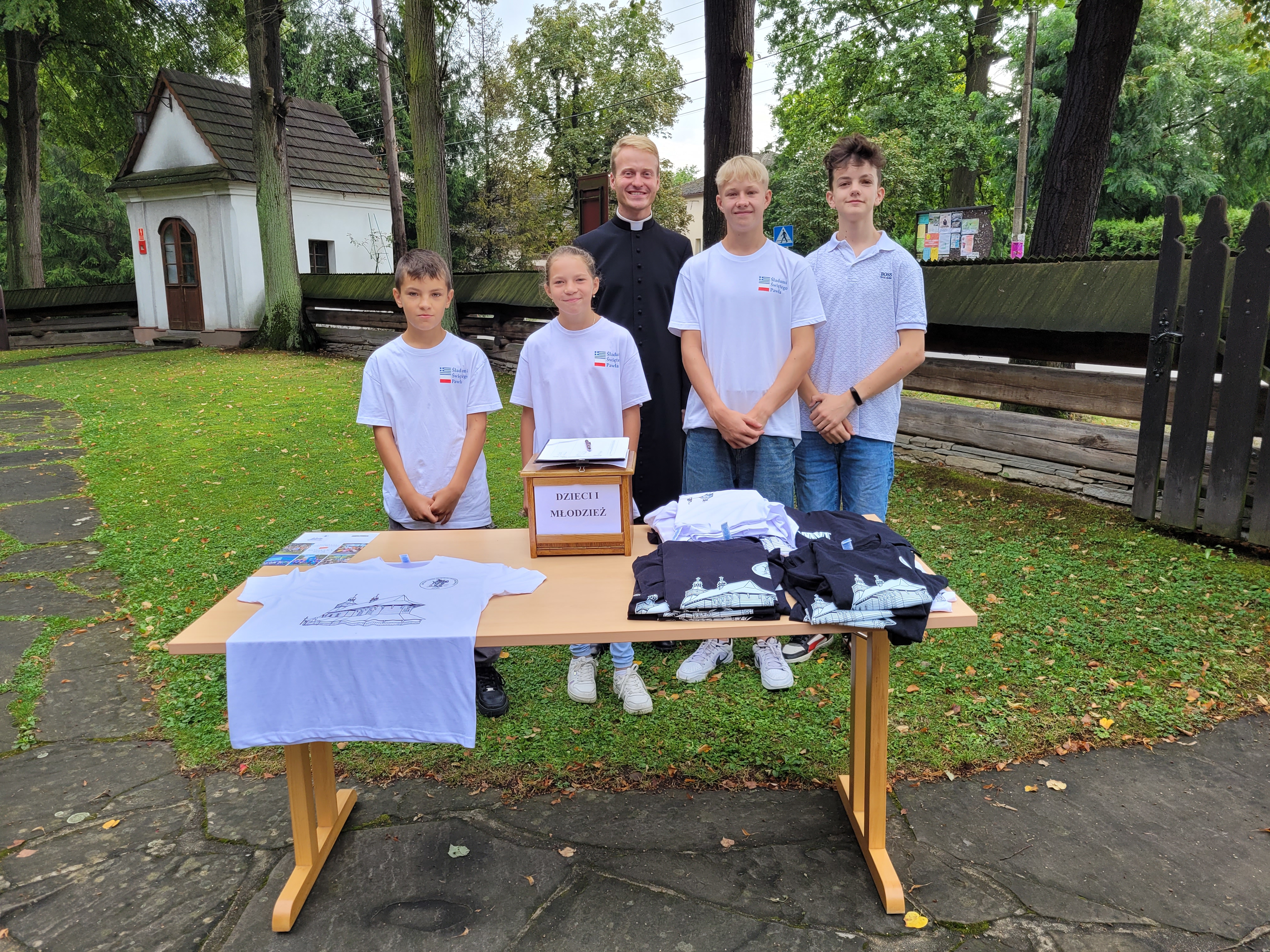 Parafialny T-shirt cegiełką na cele Młodzieży