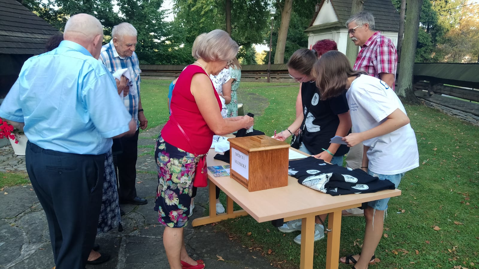 Parafialny T-shirt cegiełką na cele Młodzieży