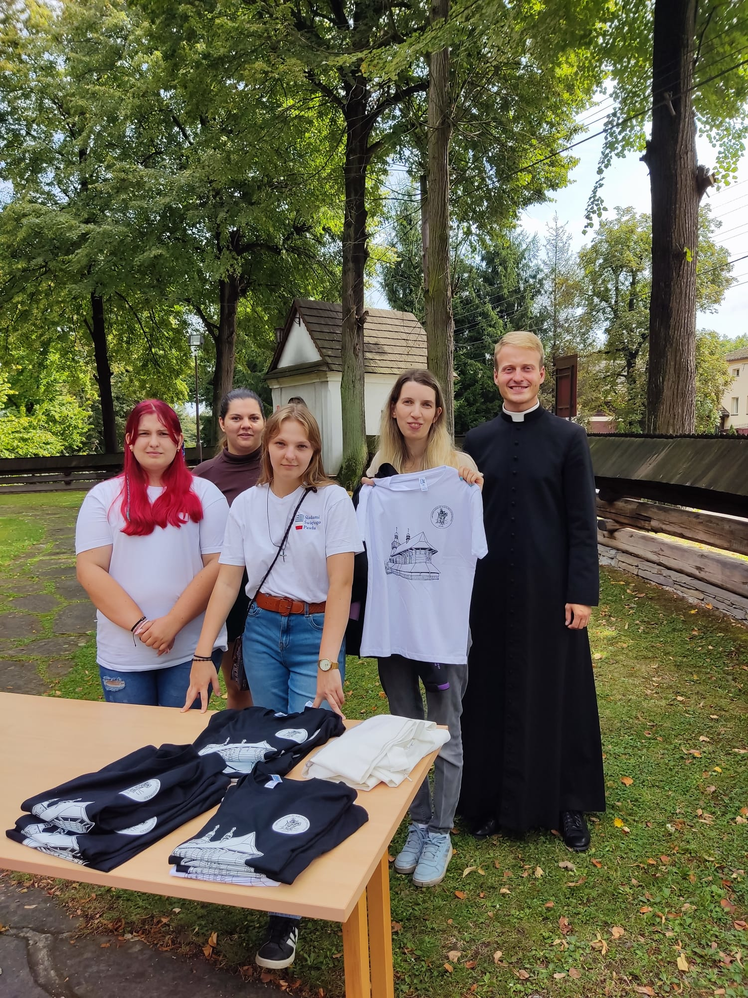 Parafialny T-shirt cegiełką na cele Młodzieży