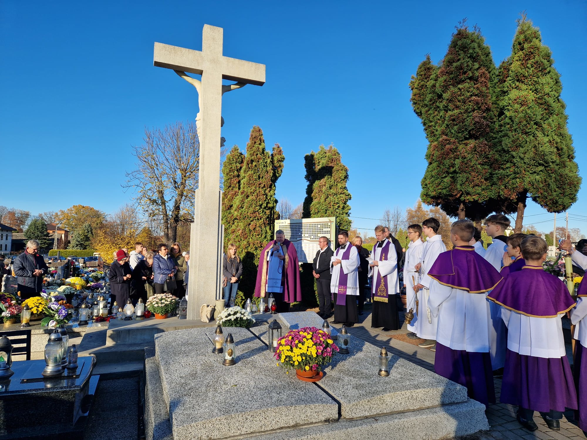 Procesja w Uroczystość Wszystkich Świętych - Parafia Jawiszowice św. Marcina Bpa.