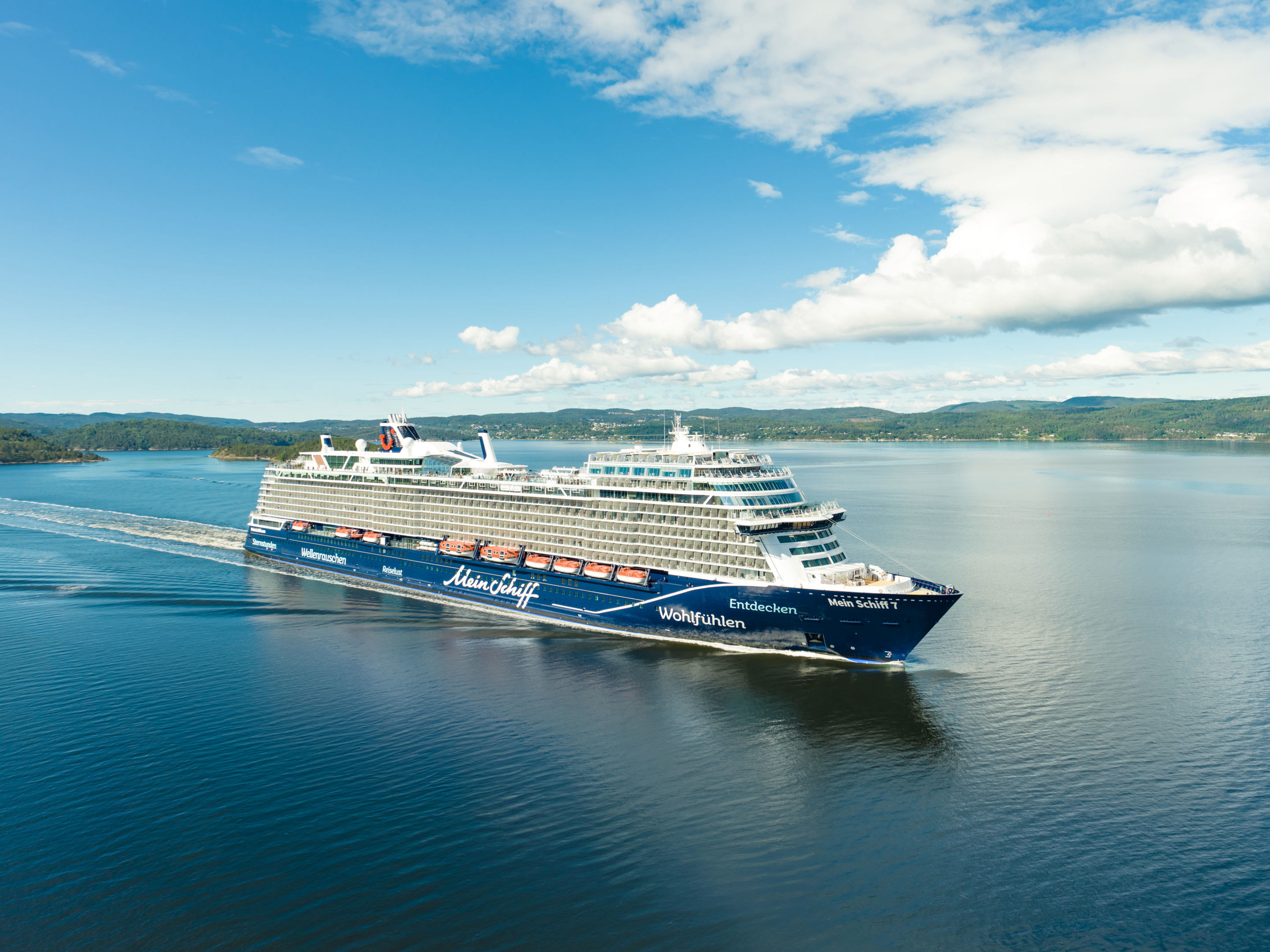 Mein Schiff 7 im Fjord von Norwegen