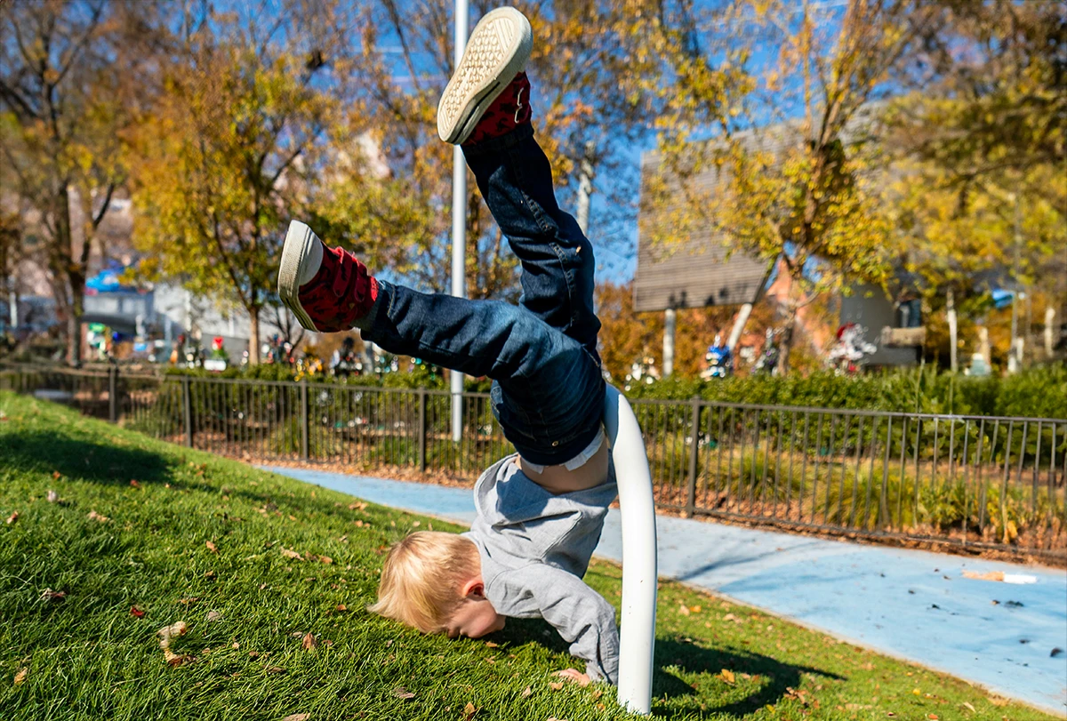 Enfant en train de tomber dans un parc