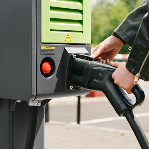 dc-plugged-in-hand-2