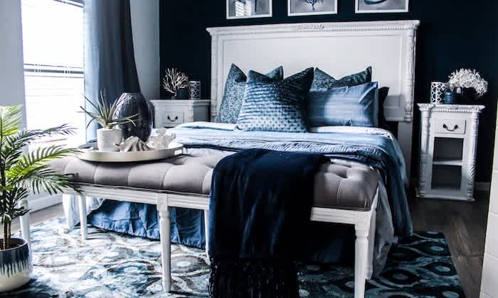 Schlafzimmer-Deko in Blau & Weiß