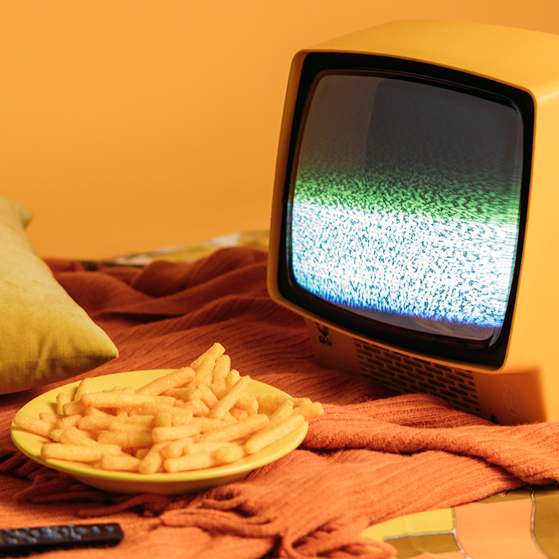 Ein gelber Fernseher