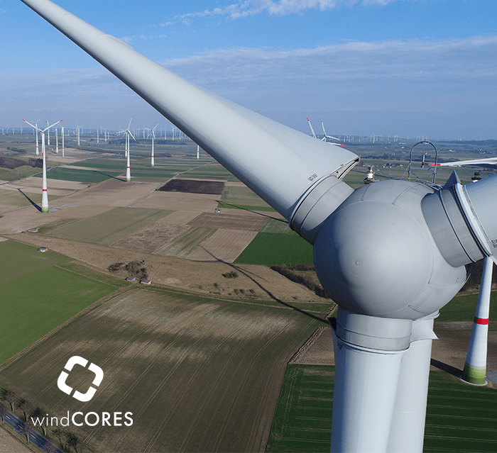 centrale électrique éolienne avec le logo de windCORES