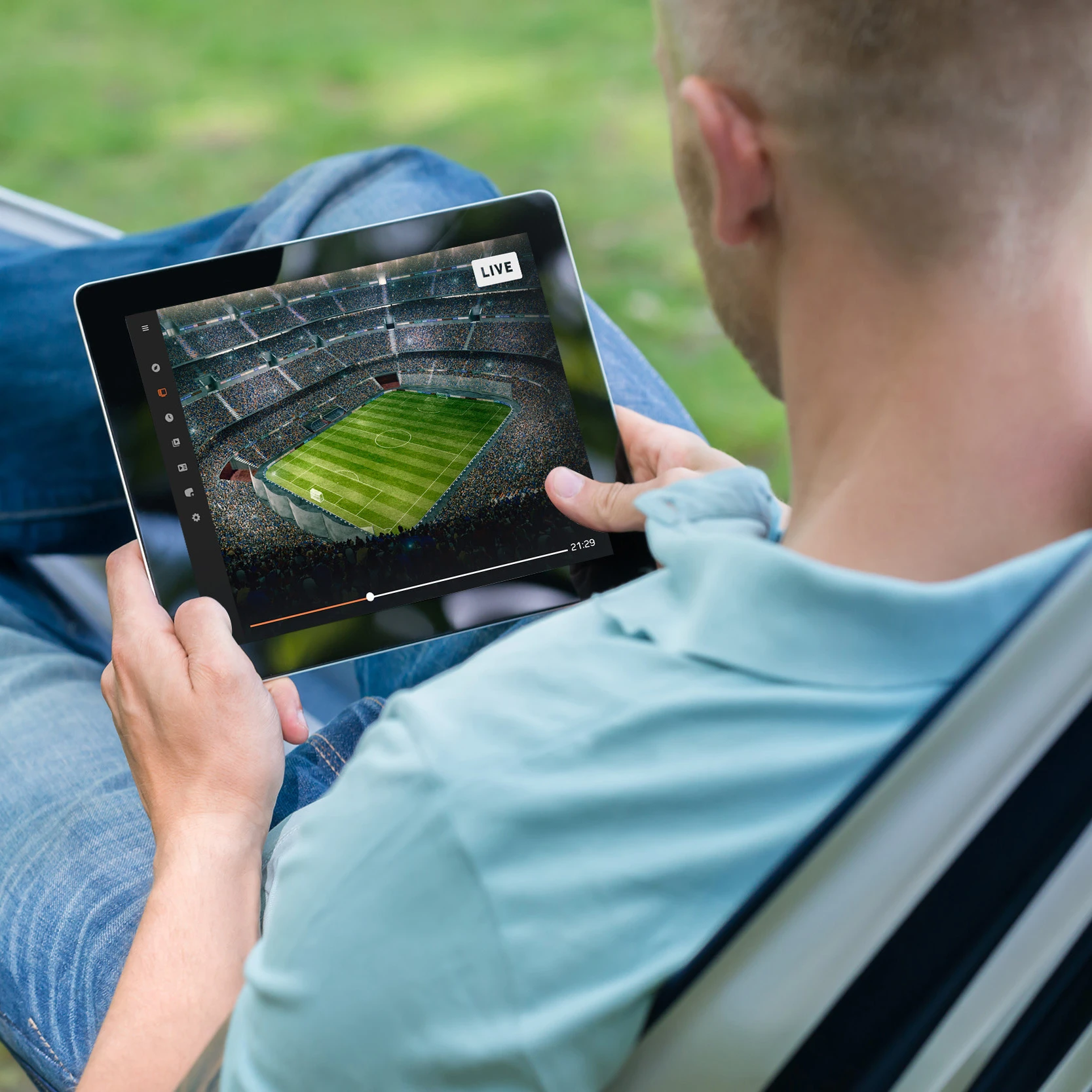 Fernsehen im Garten , Mann mit Tablet