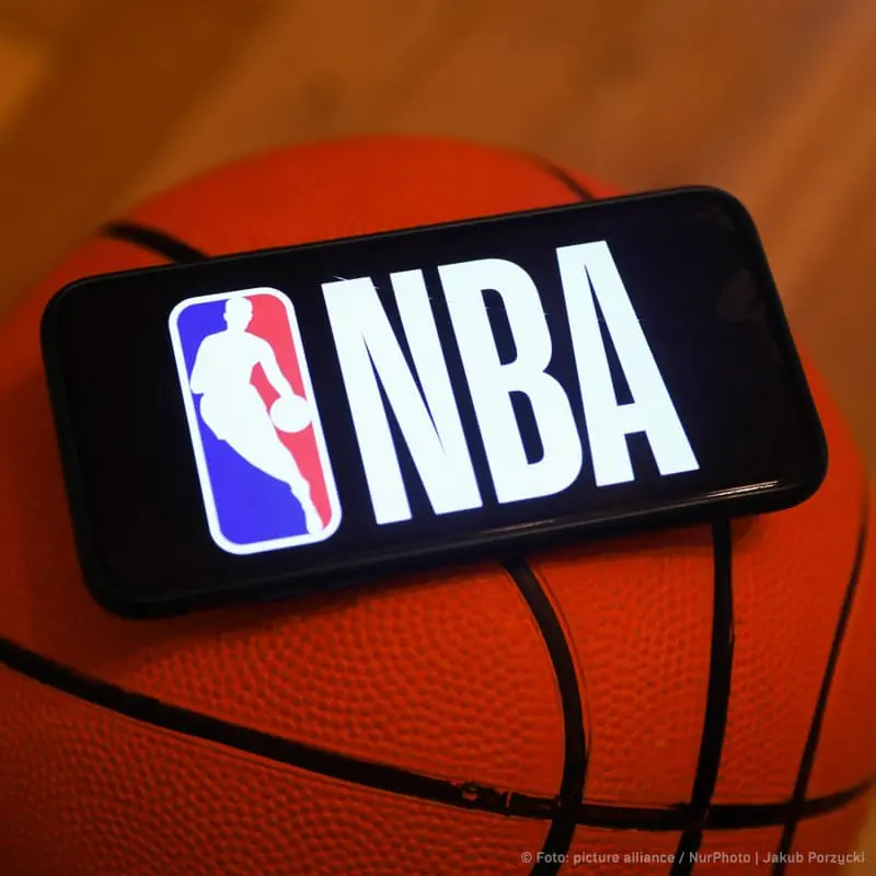 NBA Logo auf Basketball