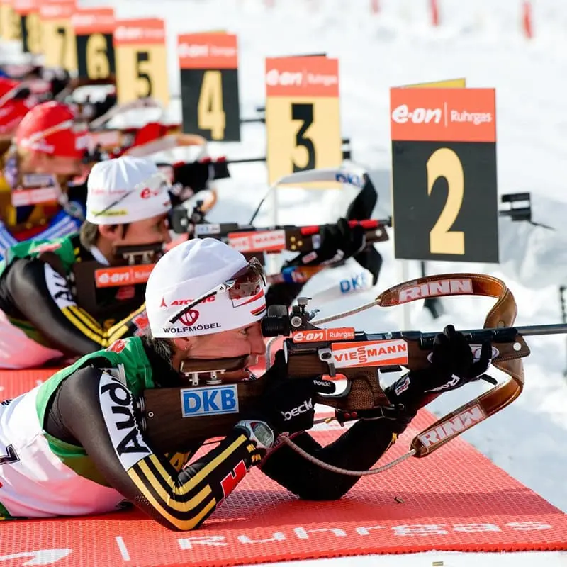 Wintersport heute Biathlon heute live, Schützin am Schiessen