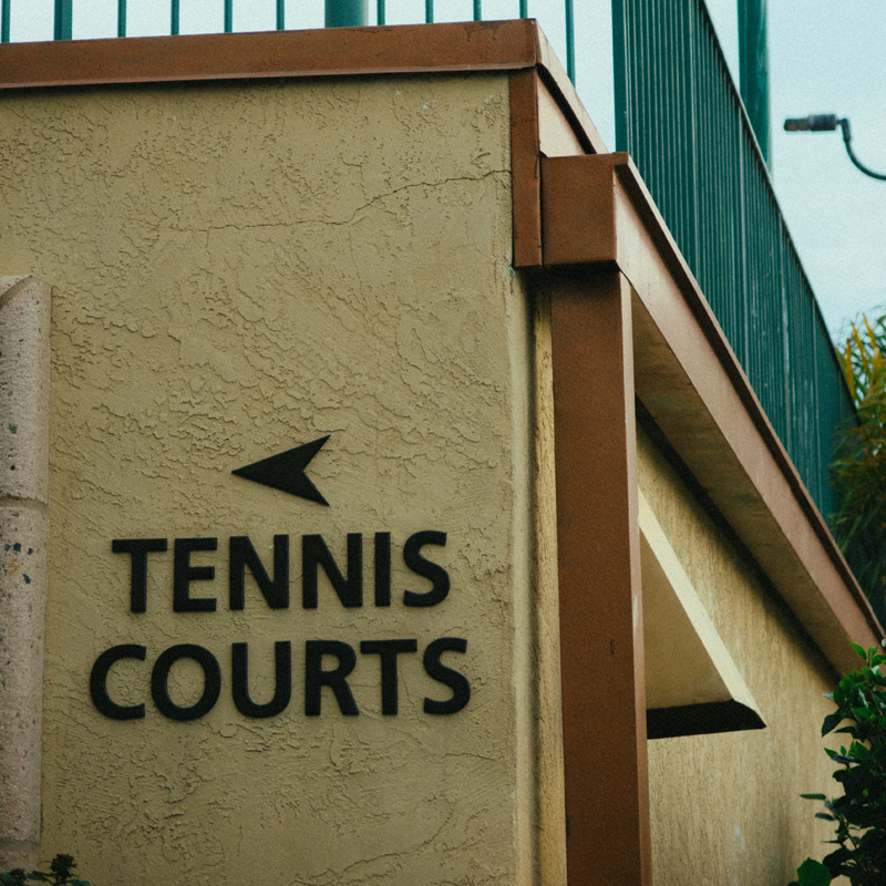 Wandfassade mit Schriftzug: Tennis Court