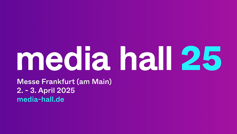 Eventgrafik mit lila Farbverlauf als Hintergrund. Der Schriftzug "media hall 25" ist in weiß und blau gehalten. Darunter stehen die Veranstaltungsdetails: "Messe Frankfurt (am Main), 2. - 3. April 2025" sowie die Website "media-hall.de".