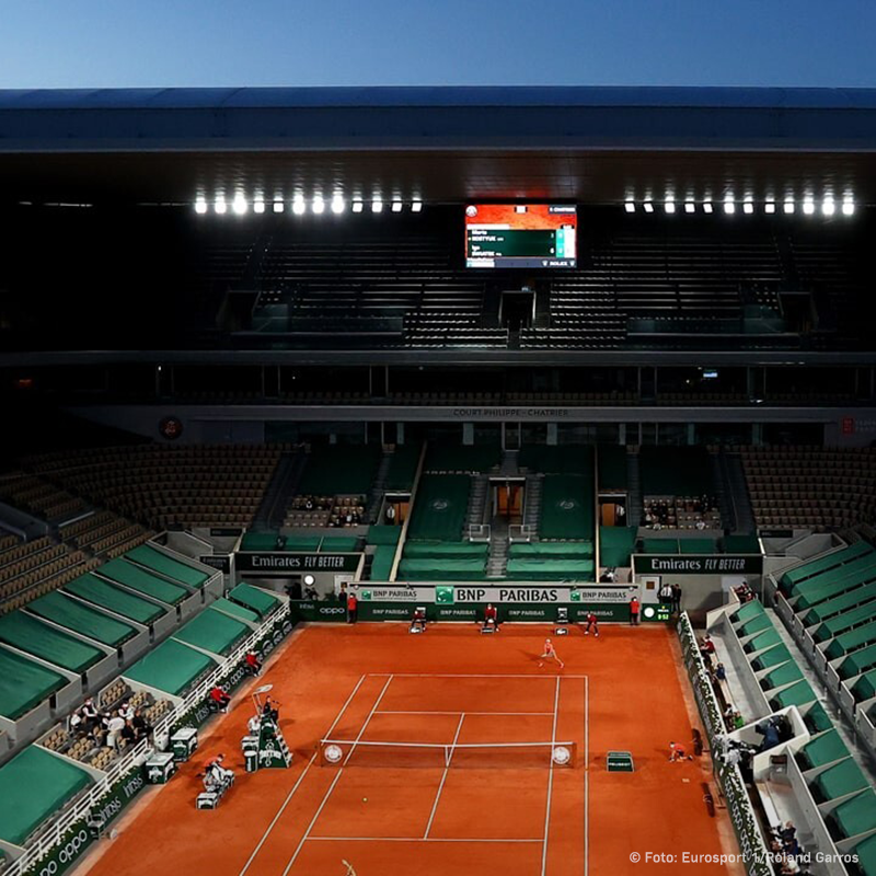 Ein Tennisstadion im Dunkeln
