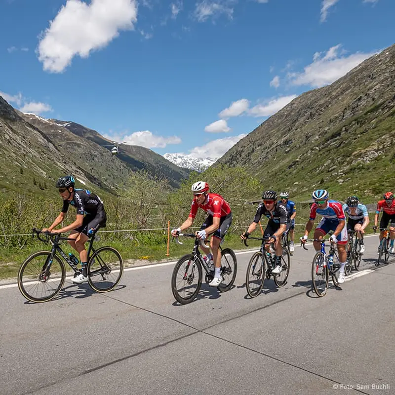 Radfahrer auf der Strecke in den Alpen, Tour de Suisse