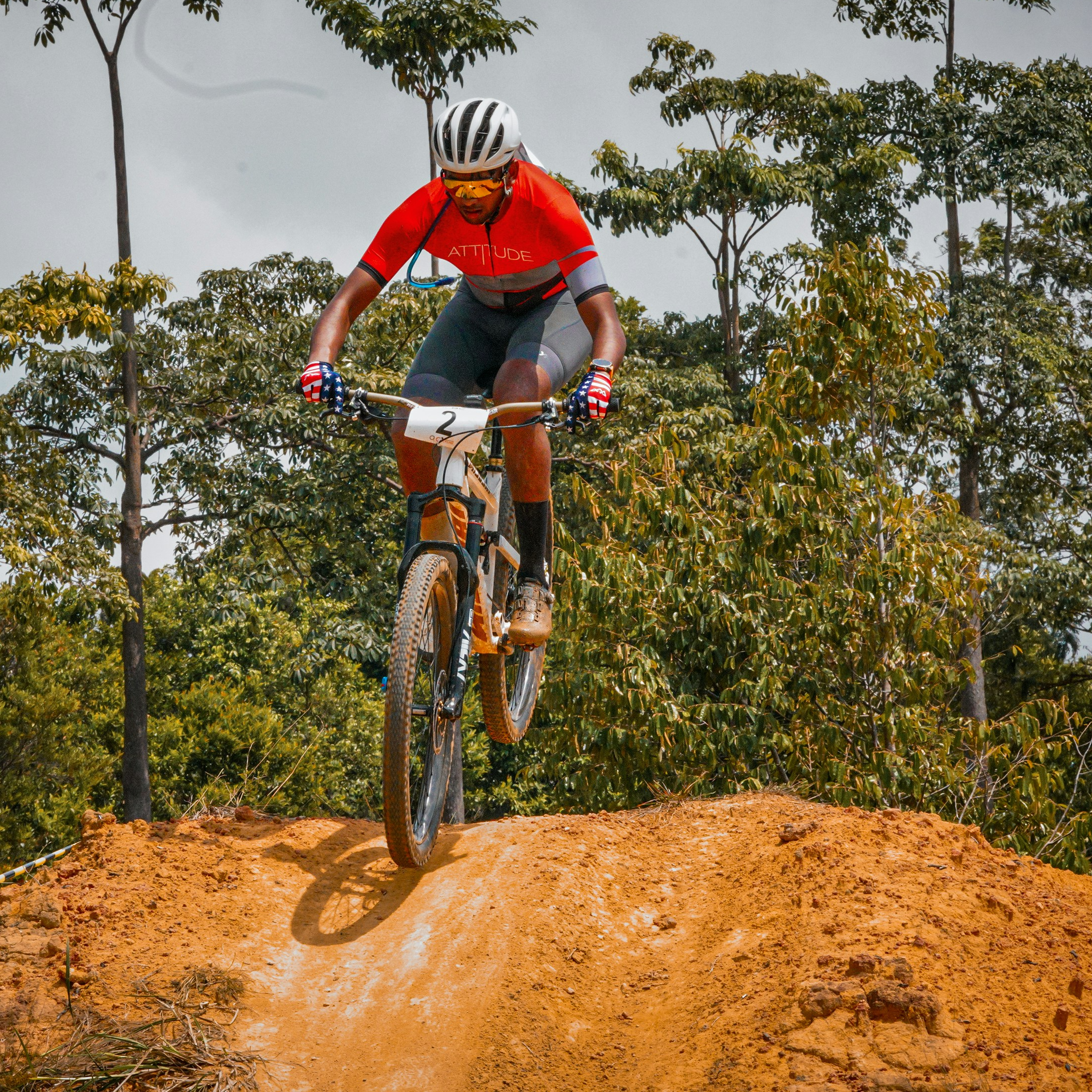 Mountainbike-Cross auf einer unbefestigten Strecke. Bildnachweis: @sunilcsharma auf Unsplash