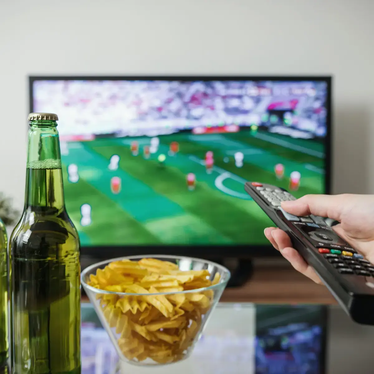 Chips und Bier vorm Fernseher