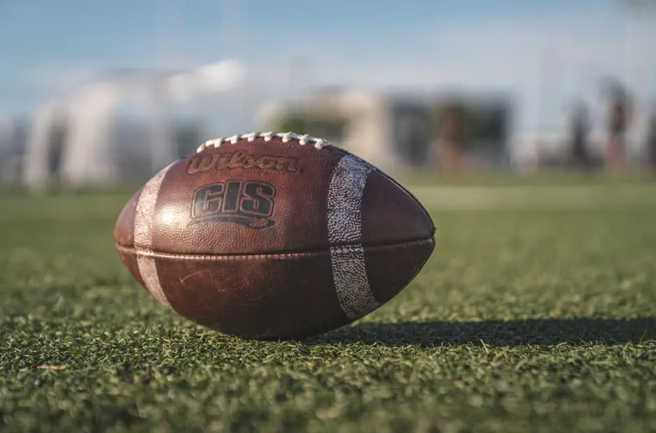 American Football Ball auf dem Spielfeld