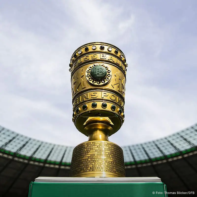 DFB Pokal Trophäe im Stadion 