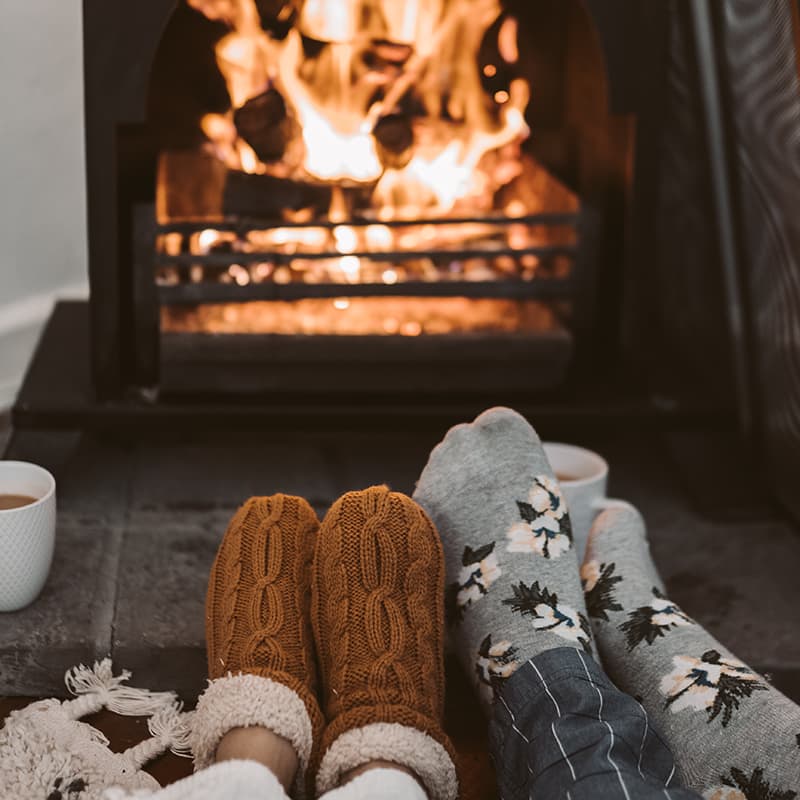 Warme Socken am Kamin